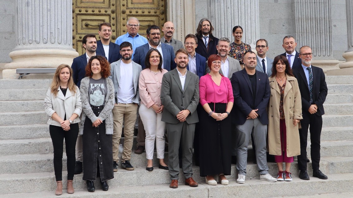 Errejón, con los diputados que han llevado al Constitucional la Ley de Libertad Educativa valenciana.