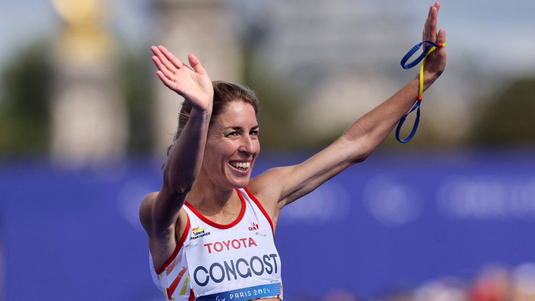 Elena Congost en el momento que celebró la medalla en París. (Getty)