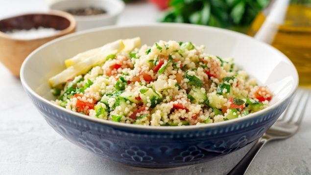 Ensalada de bulgur con queso feta y pepino, menta y vinagreta de limón