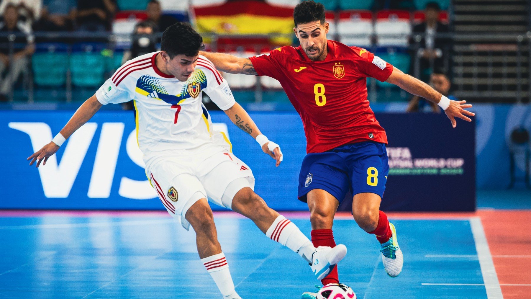 Adolfo Fernández lucha por un balón con Viamonte durante el España-Venezuela. (Sefutbol)