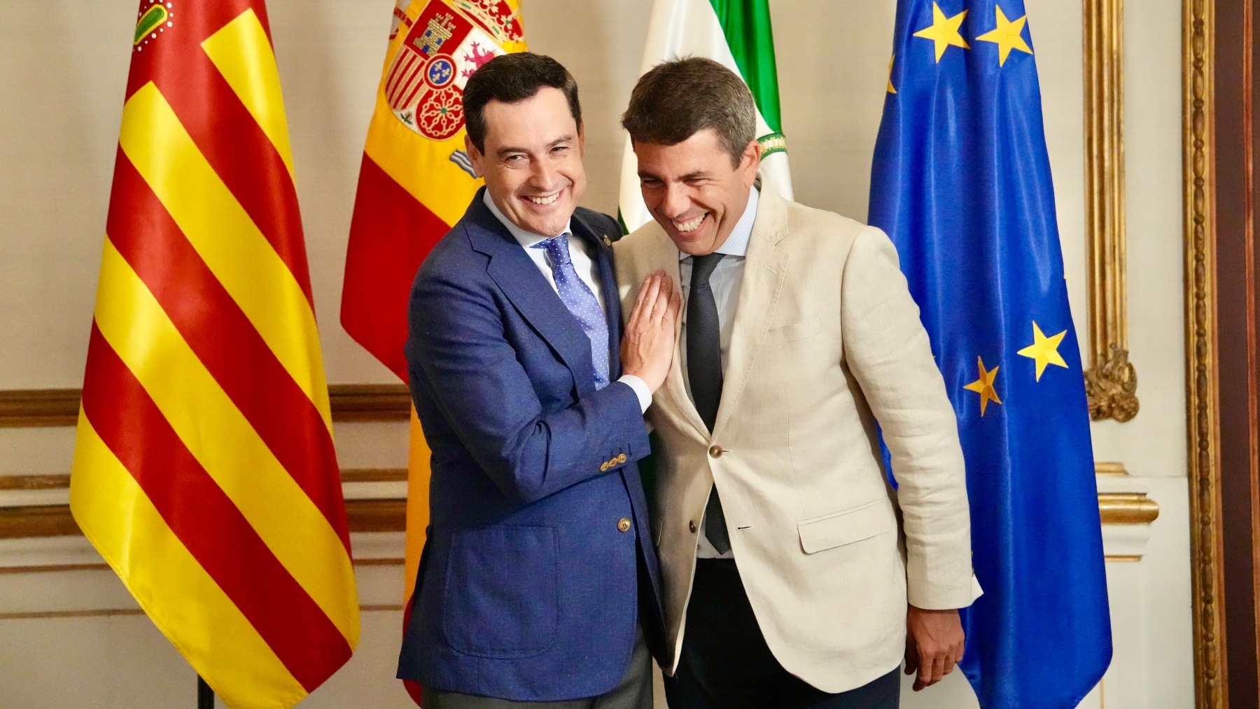 Juanma Moreno y Carlos Mazón, reunidos en Sevilla. (Foto: Junta)