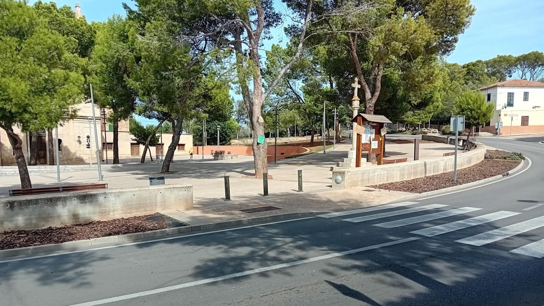 Plaza frente a la iglesia de Sant Marçal.