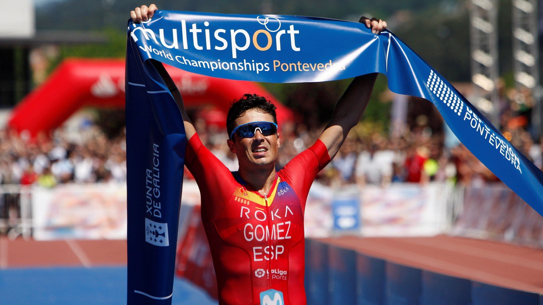 Javier Gómez Noya, tras proclamarse campeón del mundo de triatlón de larga distancia, en Pontevedra, en 2019. (EFE)