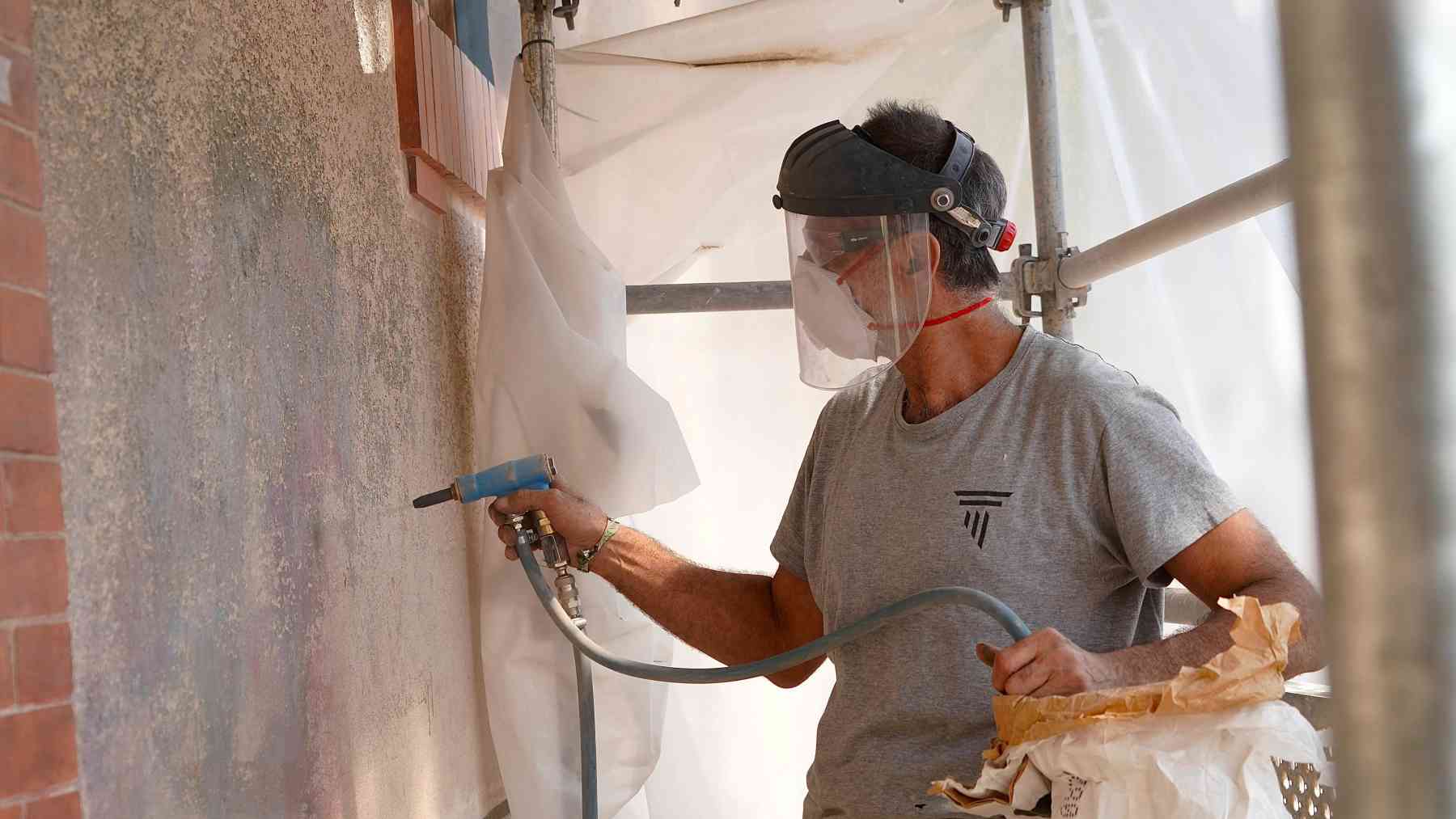 Un operario de Emaya elimina las pintadas de la estación del tren de Sóller.