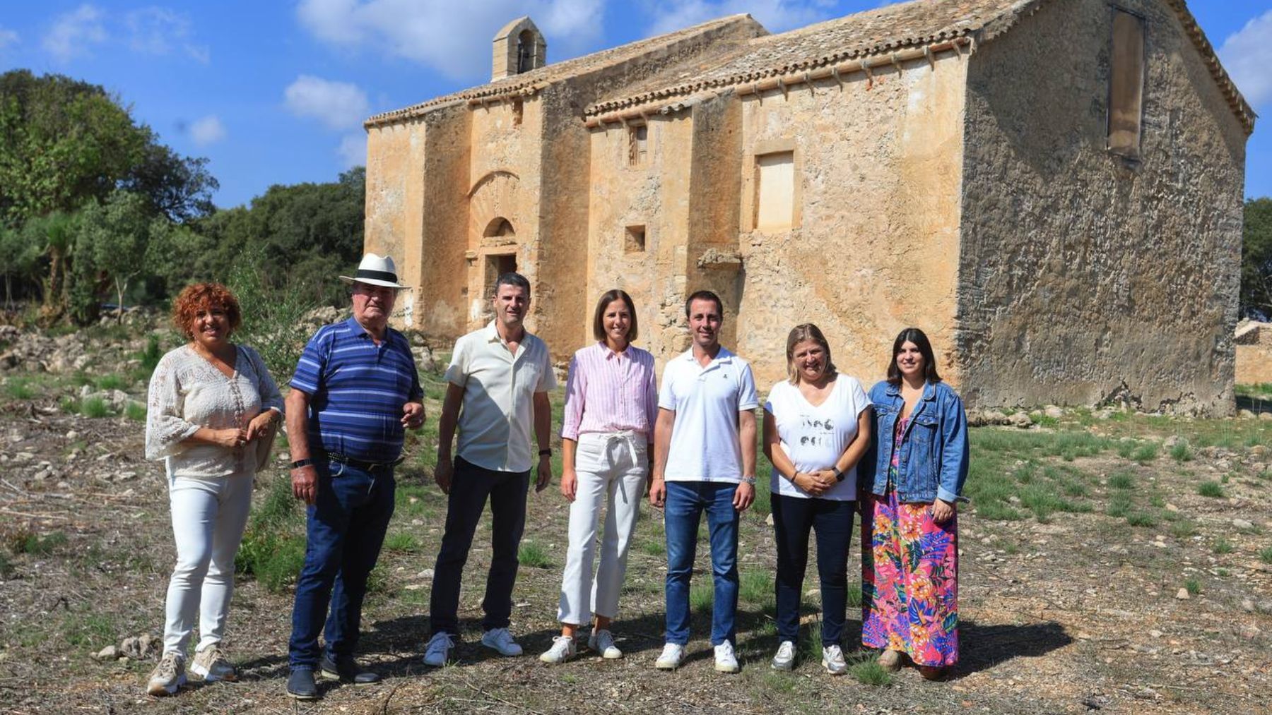 Llorenç Galmés y otras autoridades frente al Monasterio de Bellpuig.