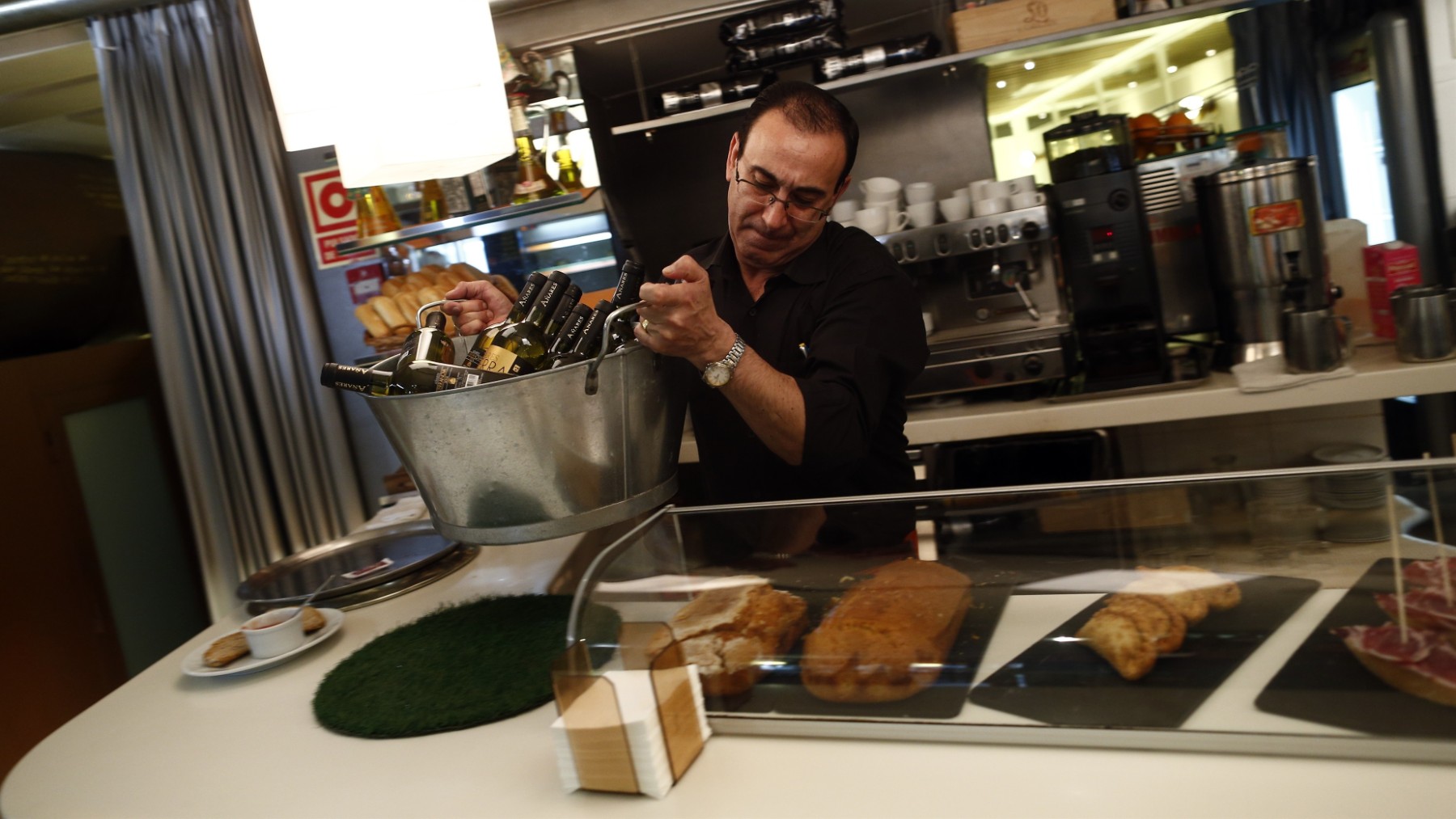 Una camarero en un bar de Madrid. (Europa Press)