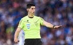 Quién es Busquets Ferrer, el árbitro del Real Madrid-Real Sociedad: edad, estadísticas y de dónde es