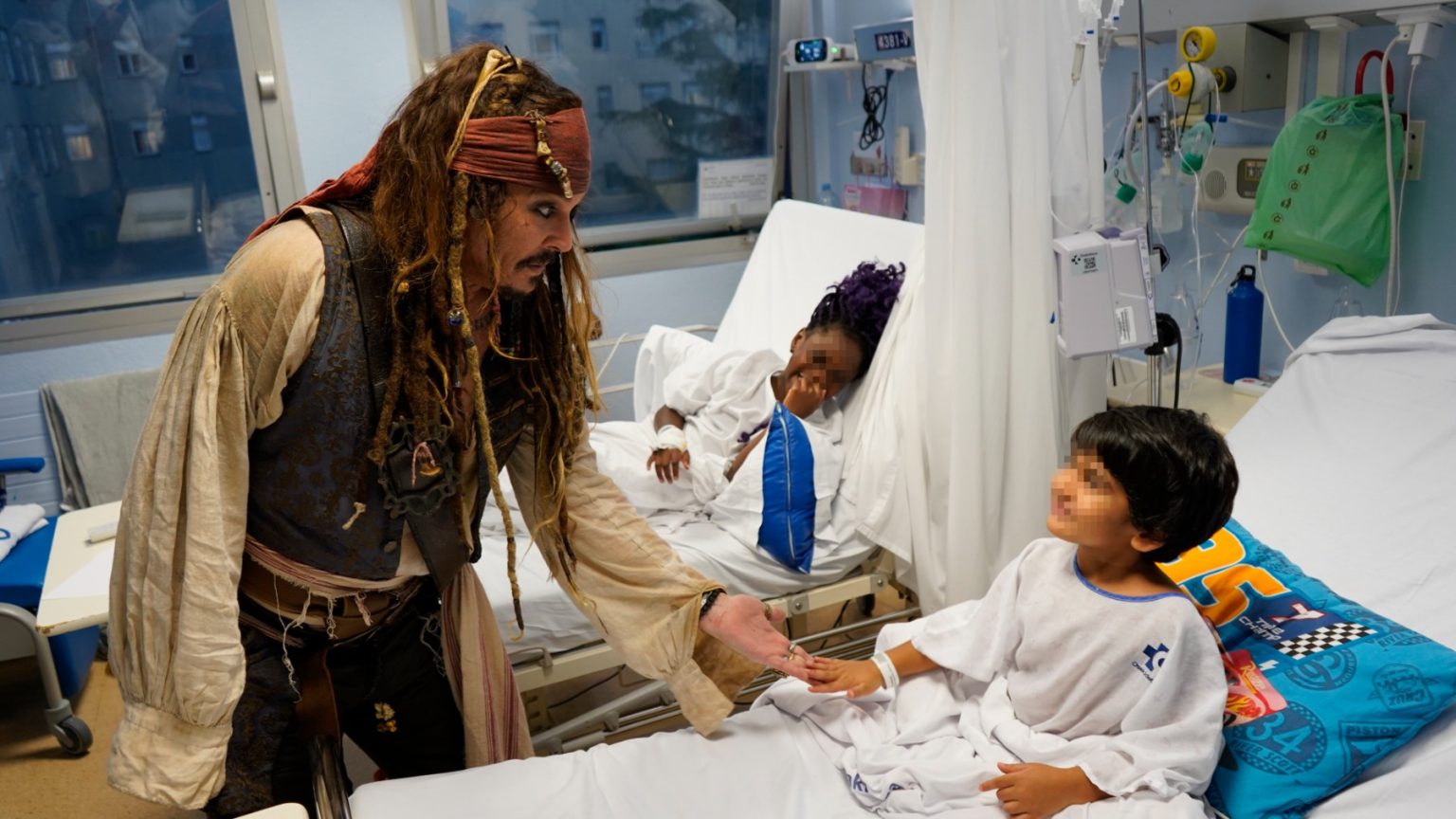 Johnny Depp visita vestido del capitán Jack Sparrow a los niños de un