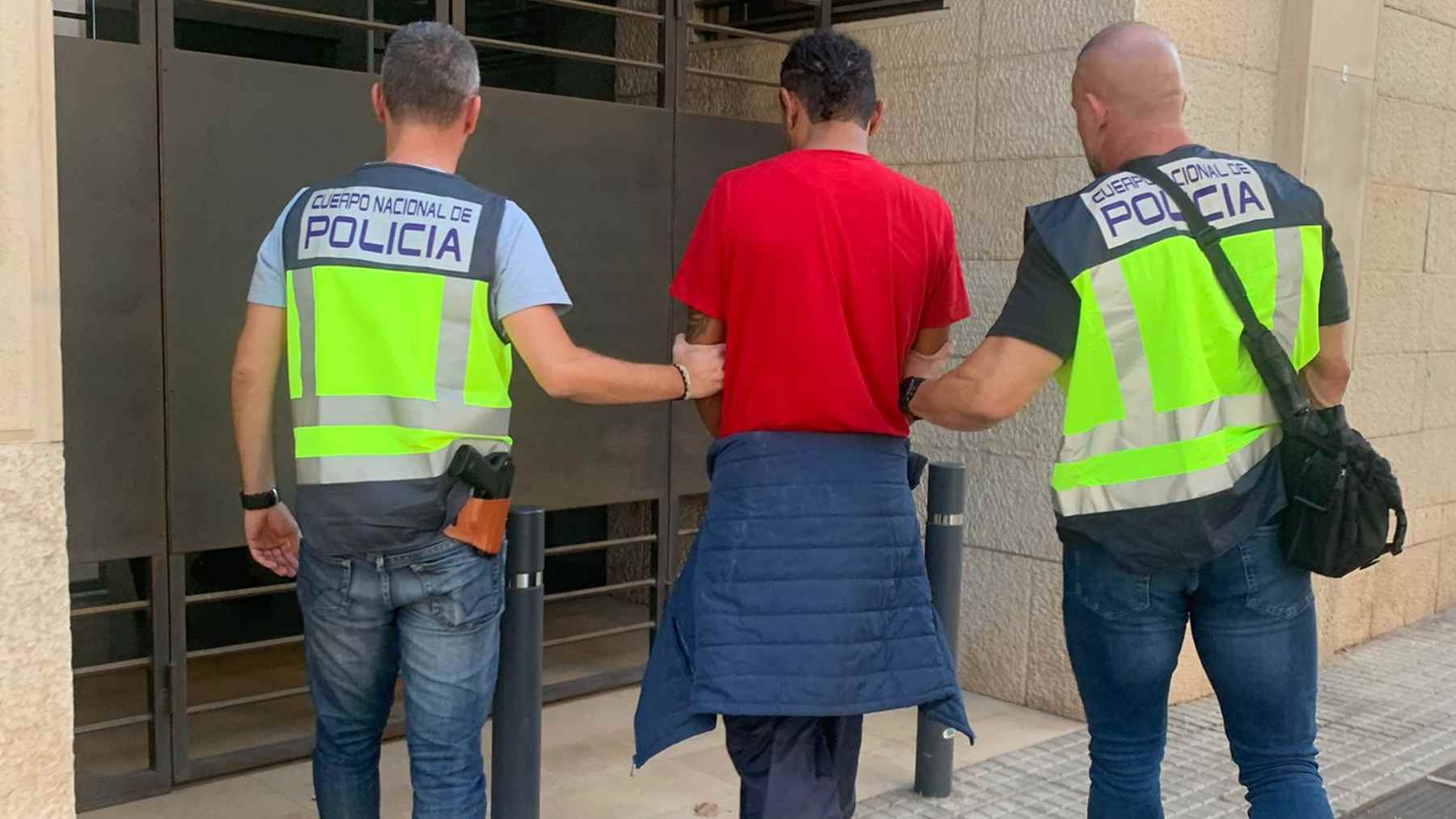 El arrestado, conducido por los agentes de la Policía Nacional.