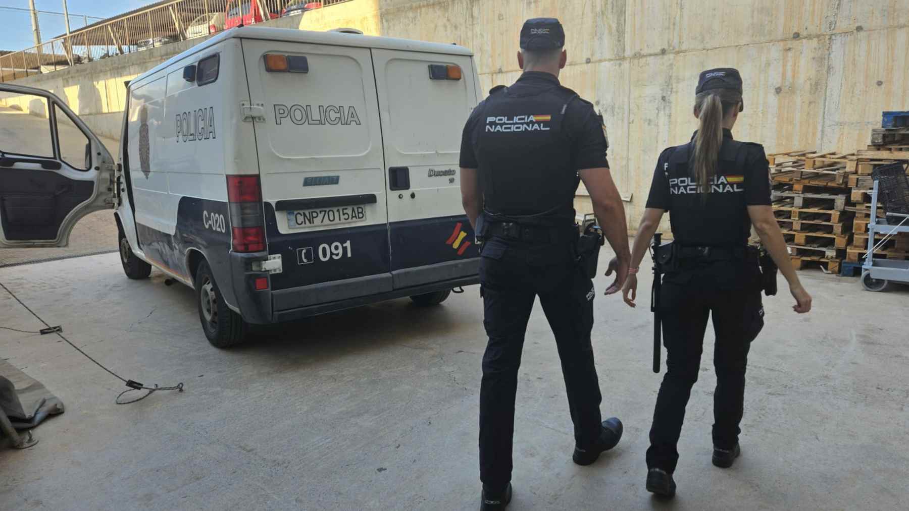 Dos agentes de la Policía Nacional en Ibiza.