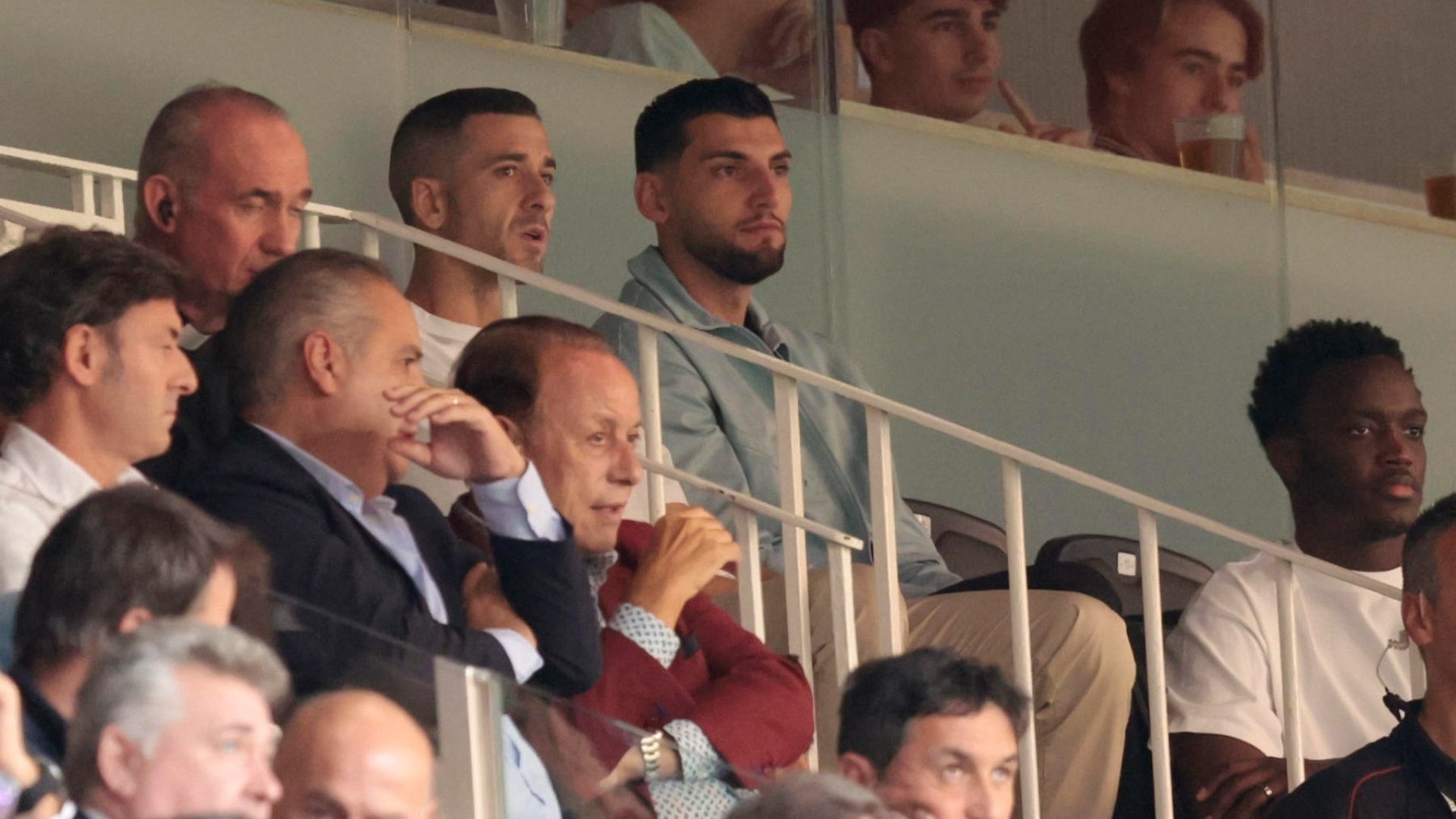 Rafa Mir en el palco de Mestalla. (EFE)