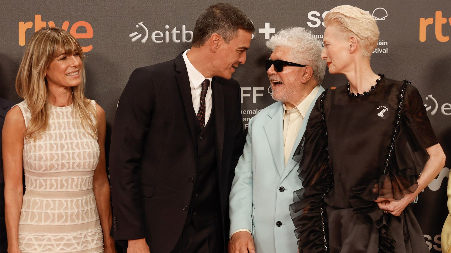 Sánchez y su mujer, con Almodóvar y Tilda Wilson en el Festival de San Sebastián. (Efe) (1)