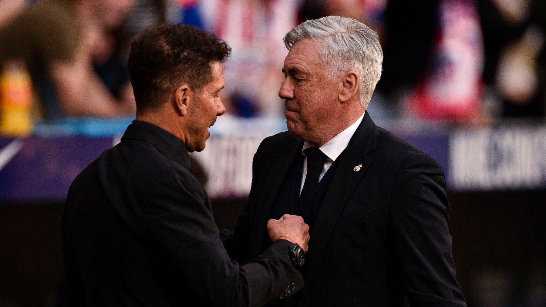 Simeone saludando a Ancelotti.