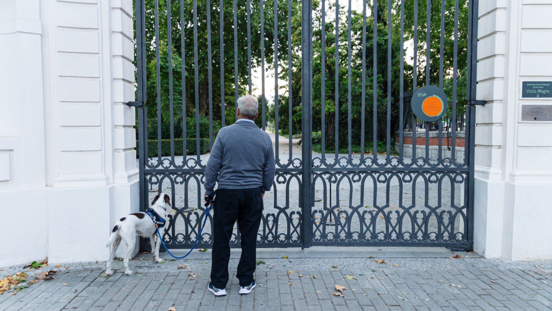 Un hombre a la entrada de un parque madrileño cerrado.