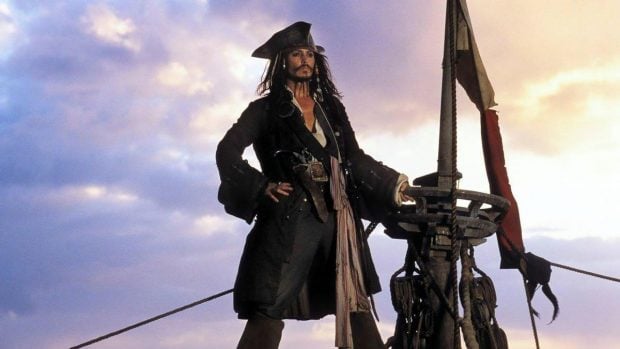 Johnny Depp interpretando su icónico personaje de Jack Sparrow.