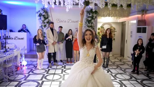 La influencer Kubra Aykut durante su falsa boda que se convirtió en viral (YouTube).