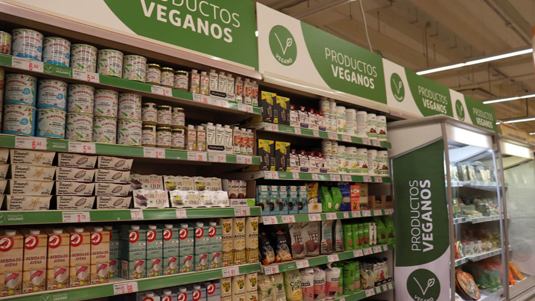 Sección de productos veganos en Alcampo.