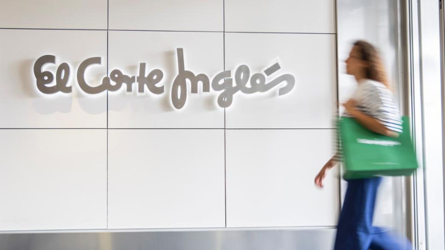 Logo de El Corte Inglés y clienta.