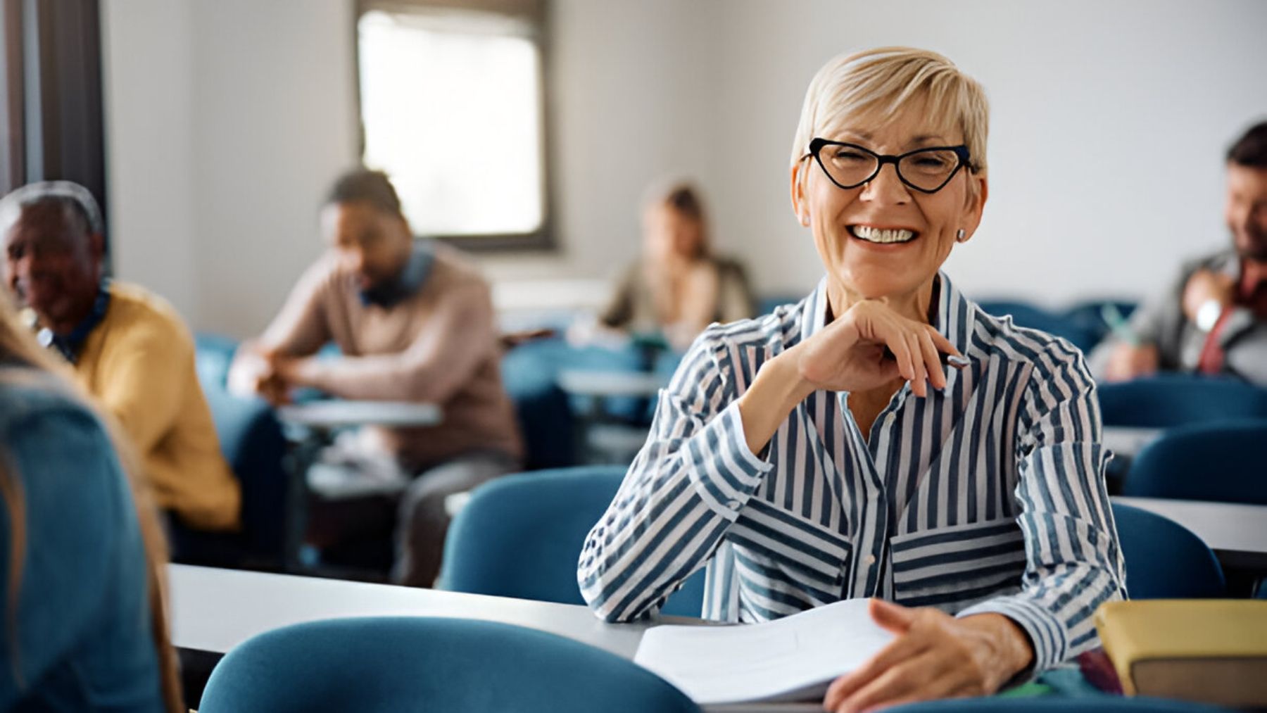 Mujer sonriente en una clase.