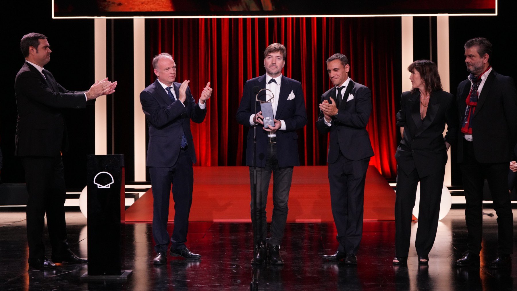 El director Albert Serra recibe la Concha de Oro a mejor película, por ‘Tardes de Soledad’. (Foto: Europa Press)