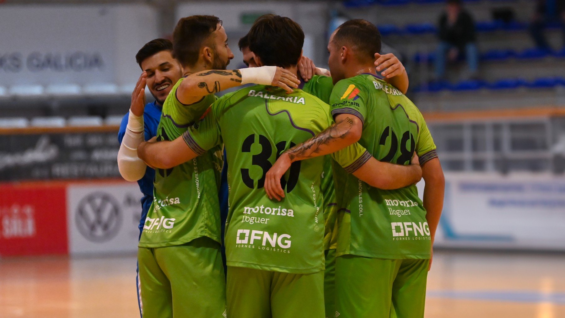 Los jugadores celebran la victoria.