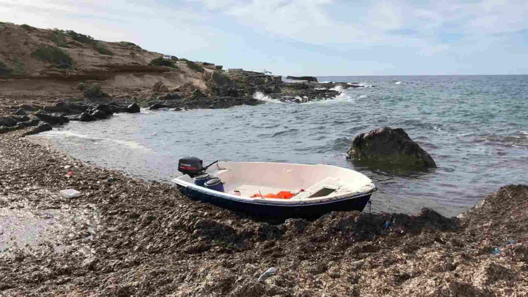 Patera abandonada en la costa de Formentera.