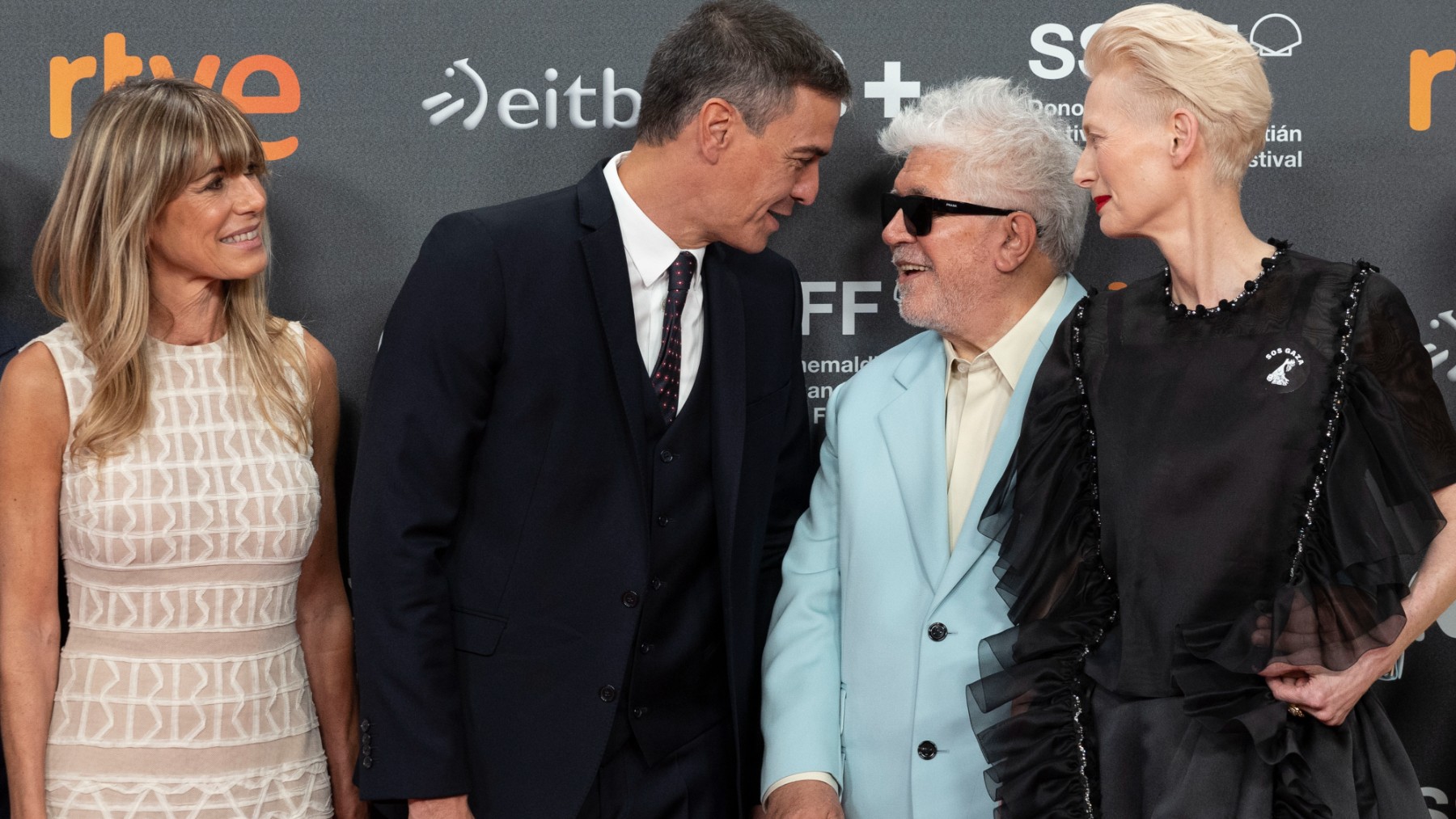 Pedro Sánchez, y su mujer, Begoña Gómez (i), posan junto a Pedro Almodóvar, y la actriz Tilda Swinton. (EP)