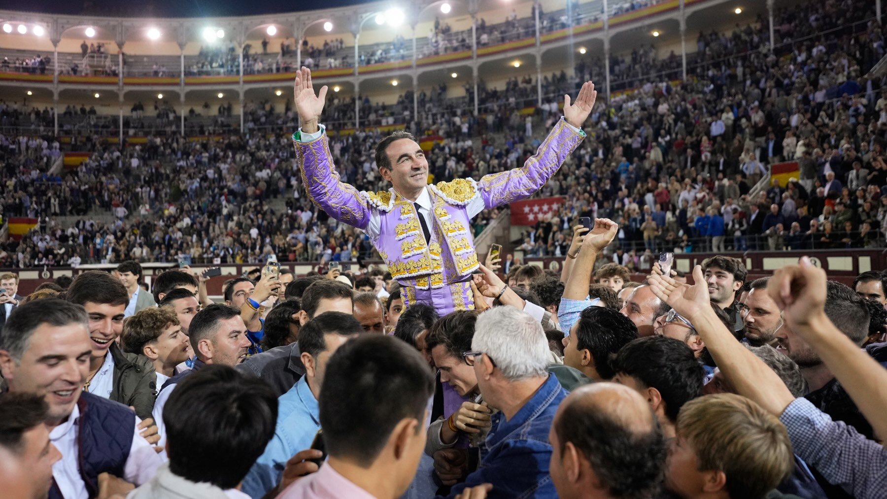 Enrique Ponce, a hombros en Las Ventas. (EFE)