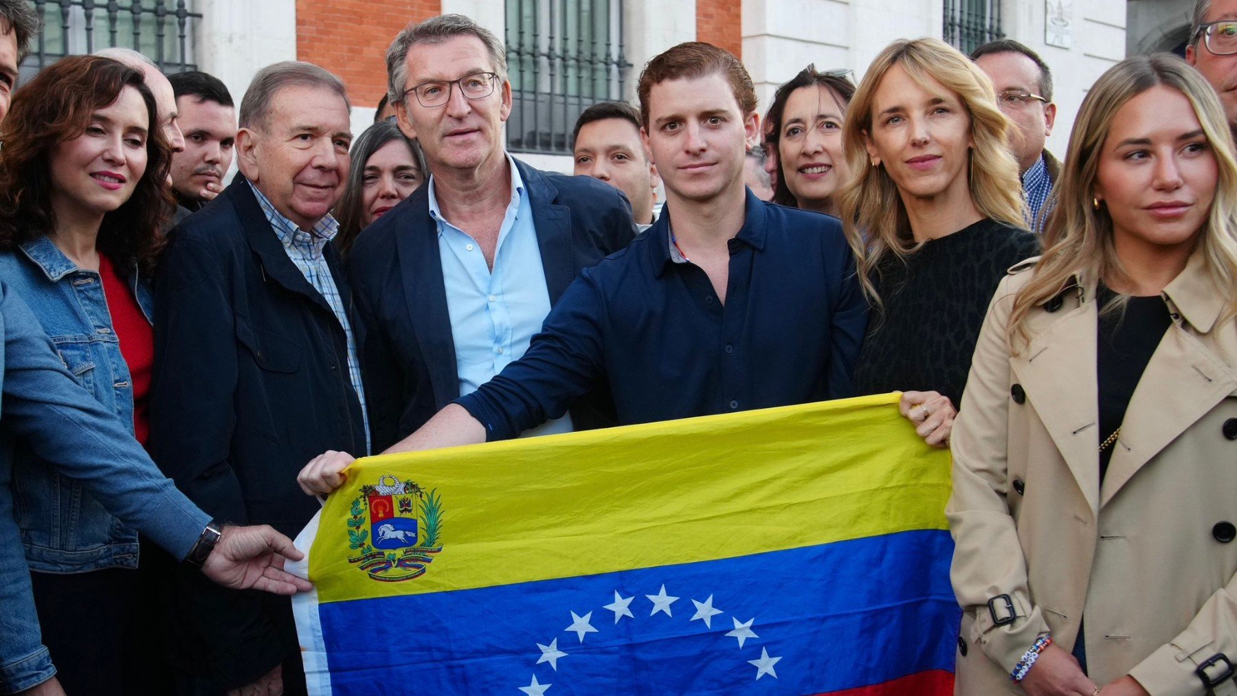 Edmundo González Urrutia y la plana mayor del PP en la Puerta del Sol.