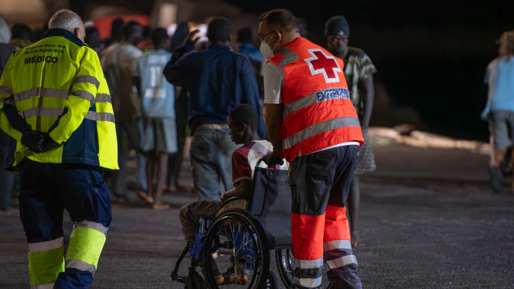 Un trabajador de la Cruz Roja atiende a un inmigrante. (Foto: Ep)