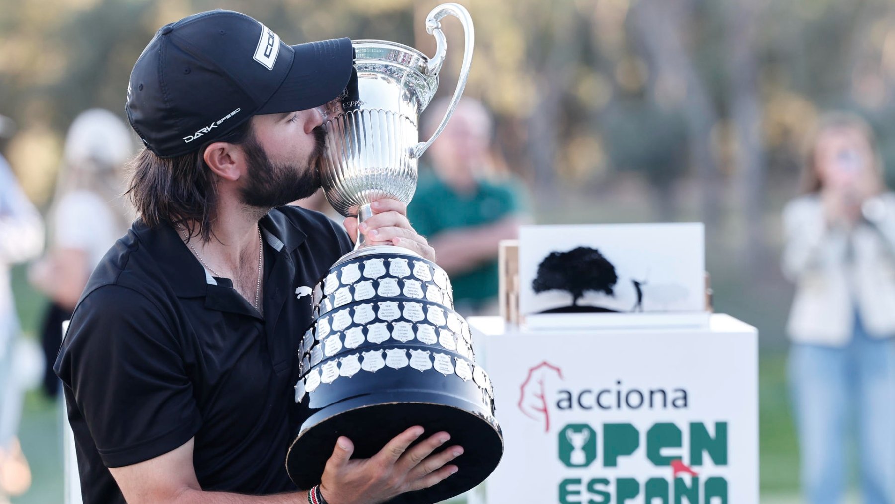 Ángel Hidalgo levanta el trofeo del Open de España. (EFE)