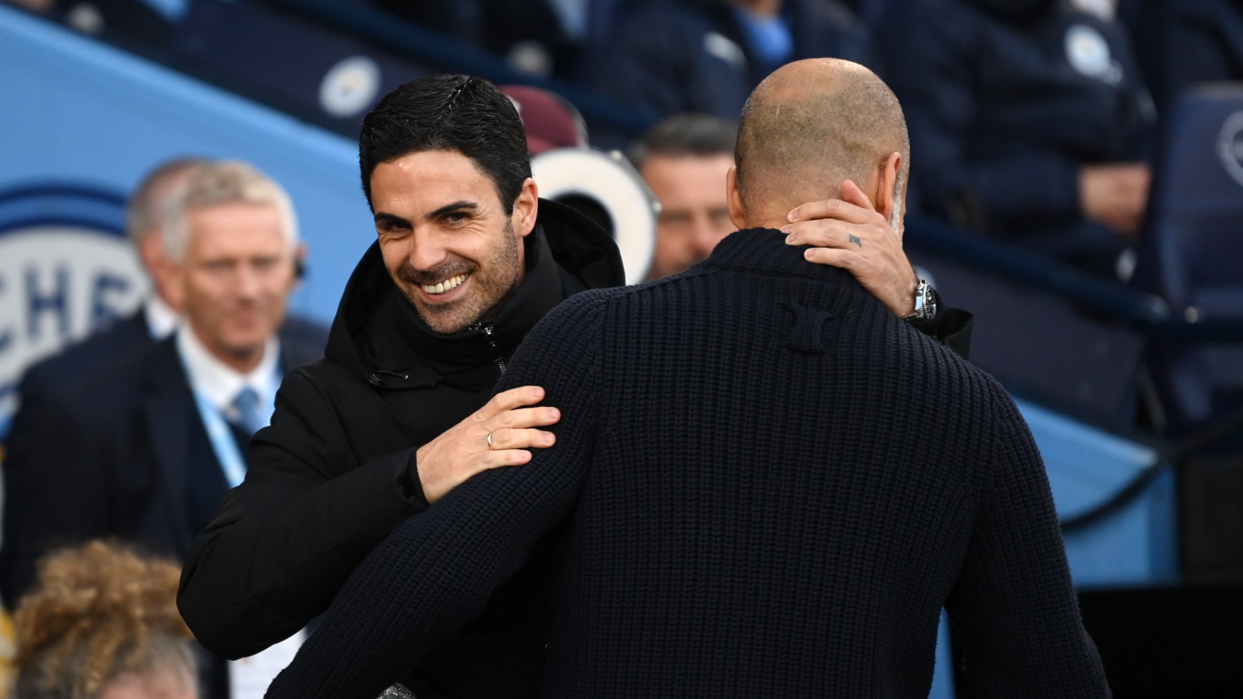 Mikel Arteta y Pep Guardiola se saludan en el City-Arsenal. (Getty)