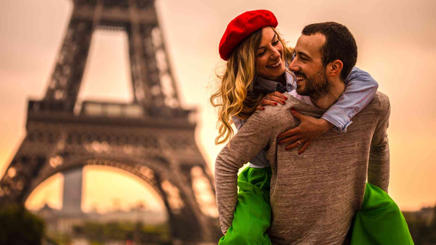 Una pareja en París.