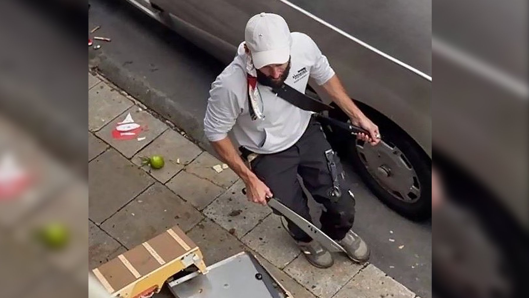 El hombre armado con un machete.