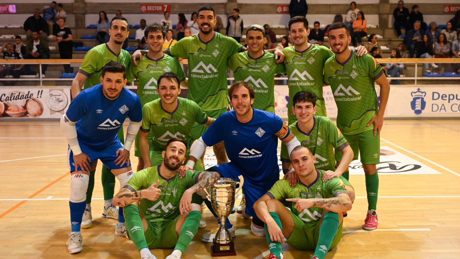 Los jugadores, celebrando el triunfo final.