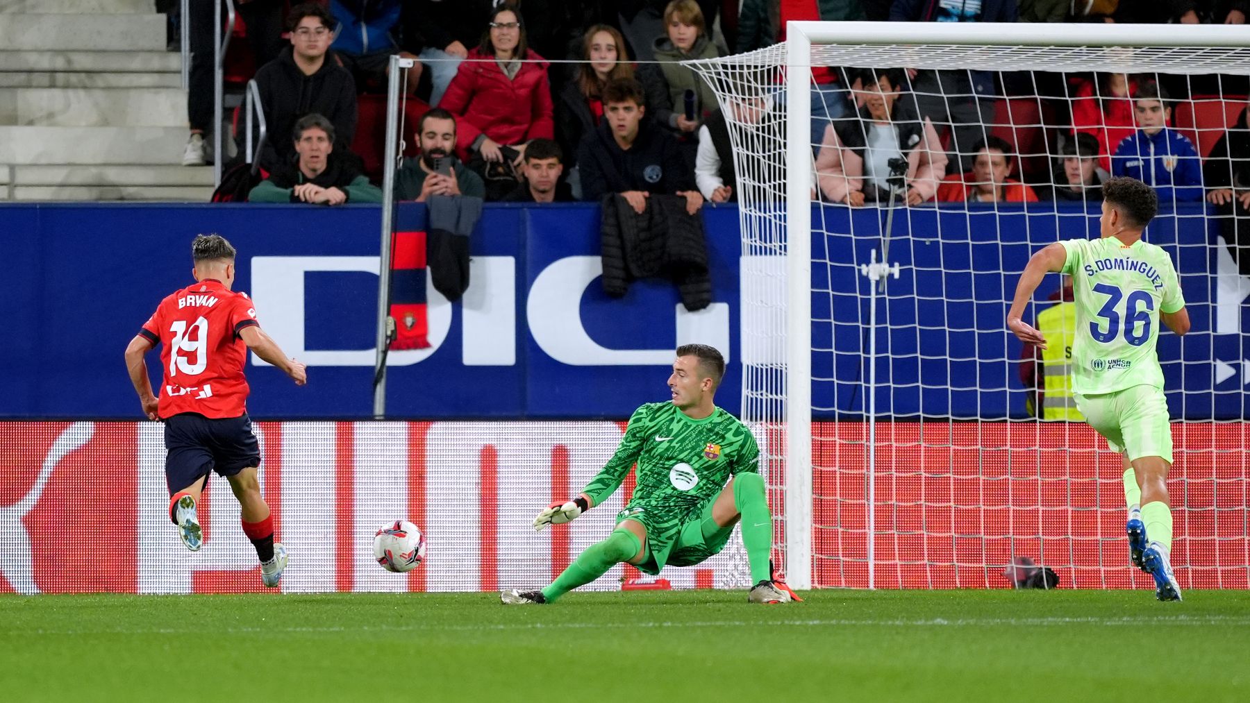 Bryan Zaragoza le hace un gol al Barcelona. (Getty)