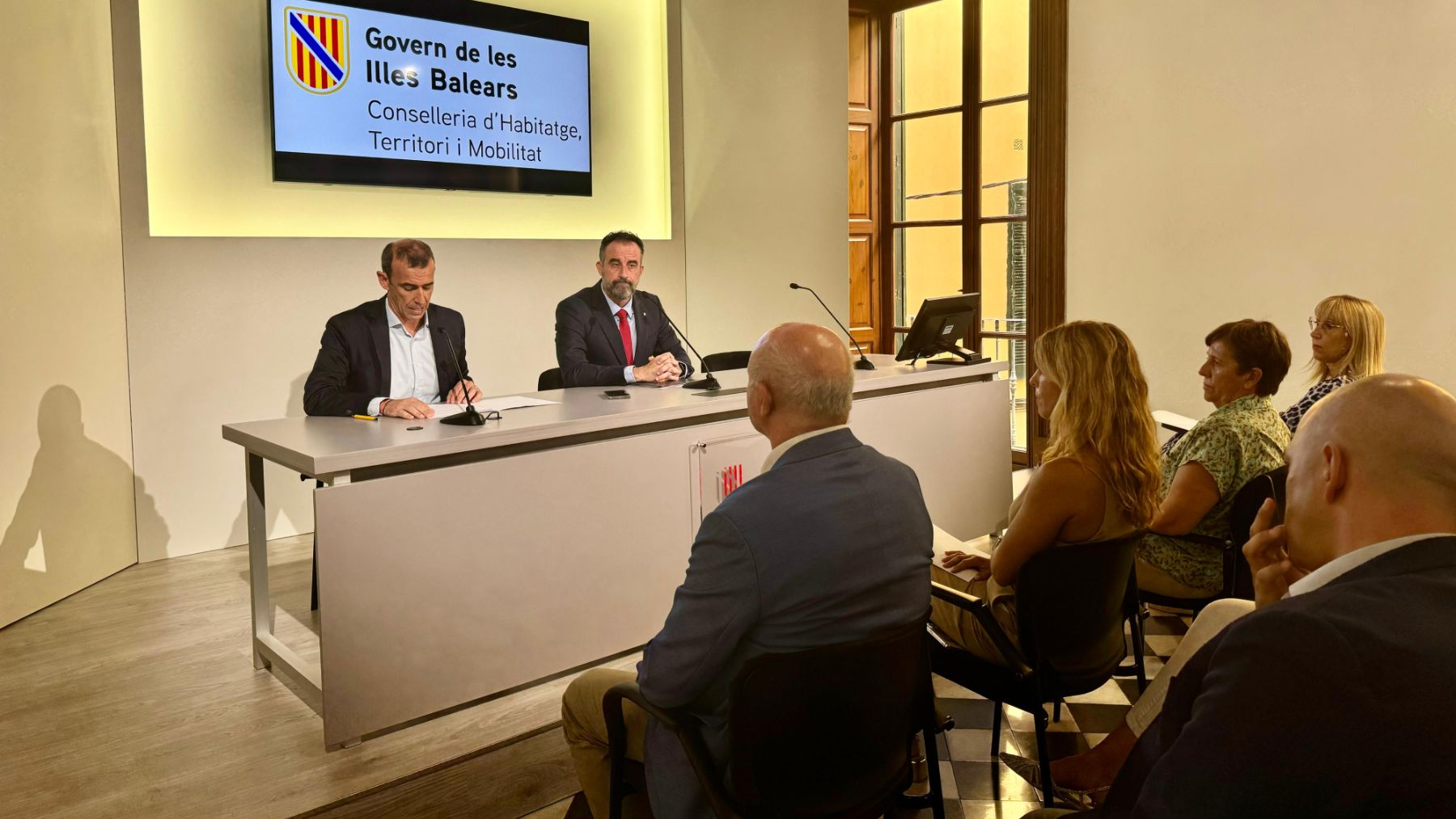 El conseller de Vivienda, José Luis Mateo, y el director general, José Francisco Reynés.