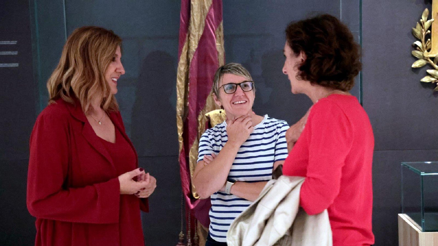 María José Catalá, a la izquierda del lector, y Papi Robles, en el centro, este lunes.