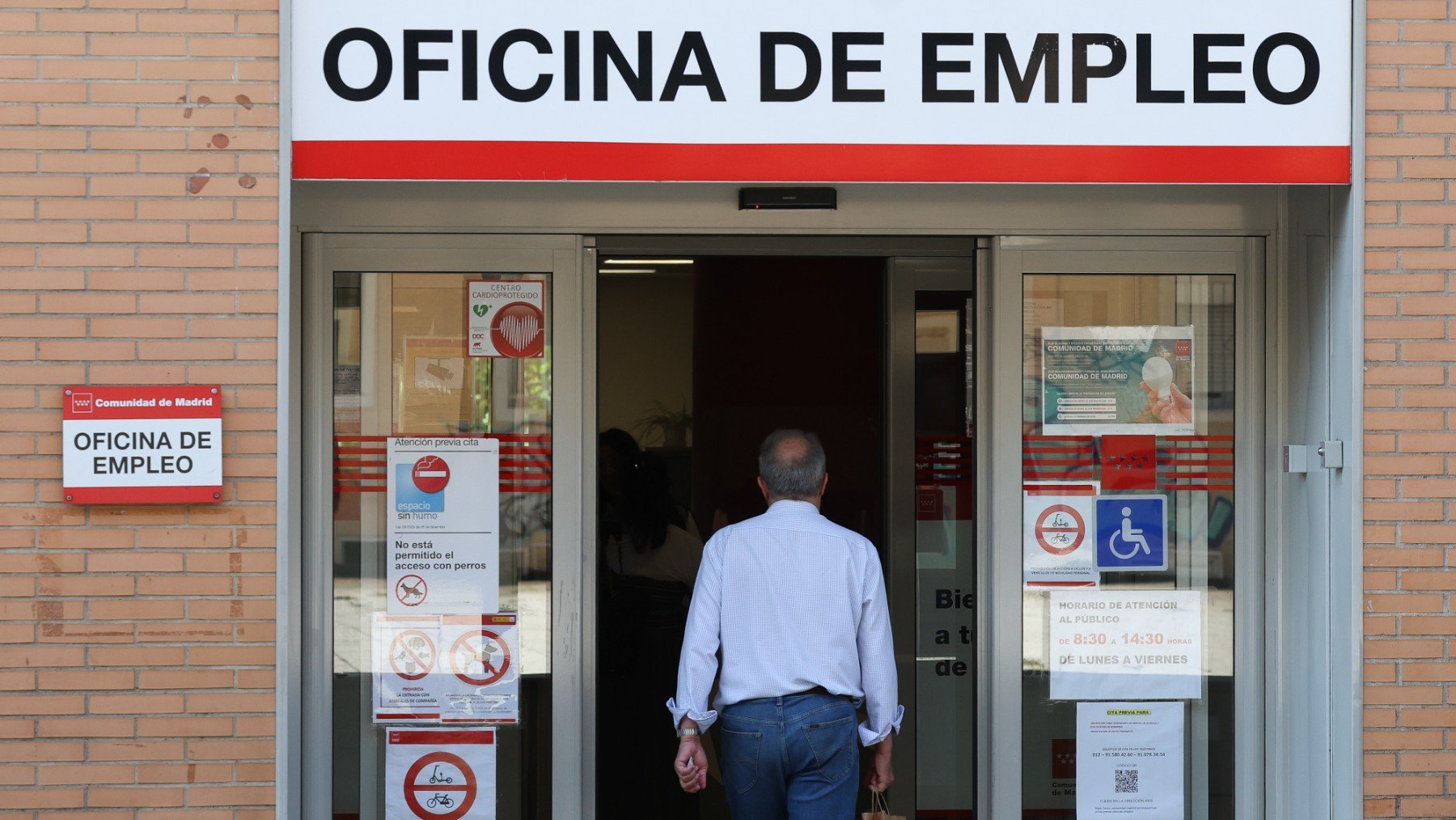 Una persona entra en una oficina del SEPE en Madrid. (EP)