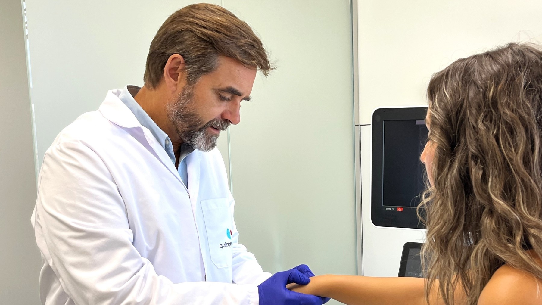 El doctor Romero atiende a una paciente.