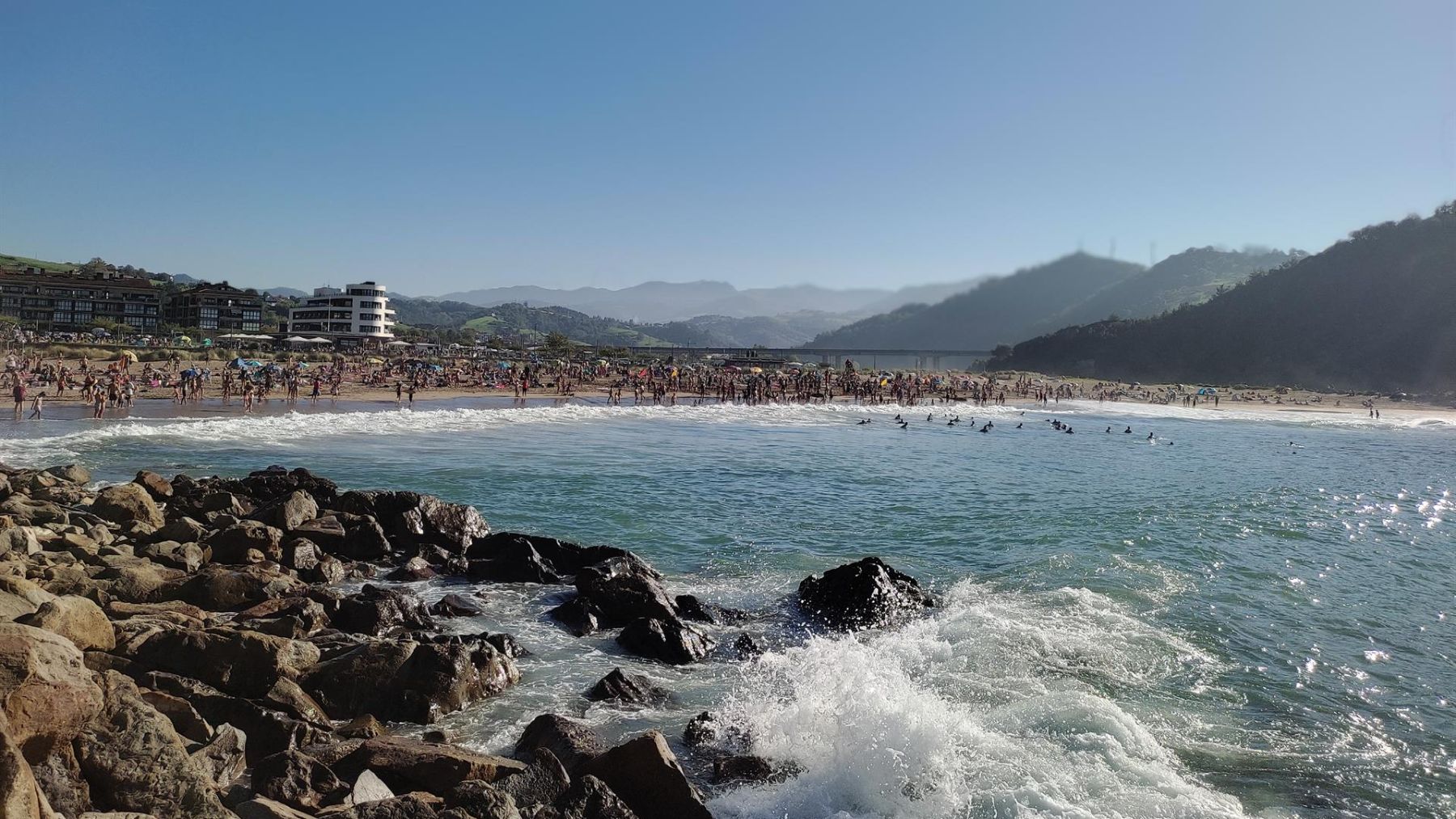 Día soleado en una playa. (Europa Press)