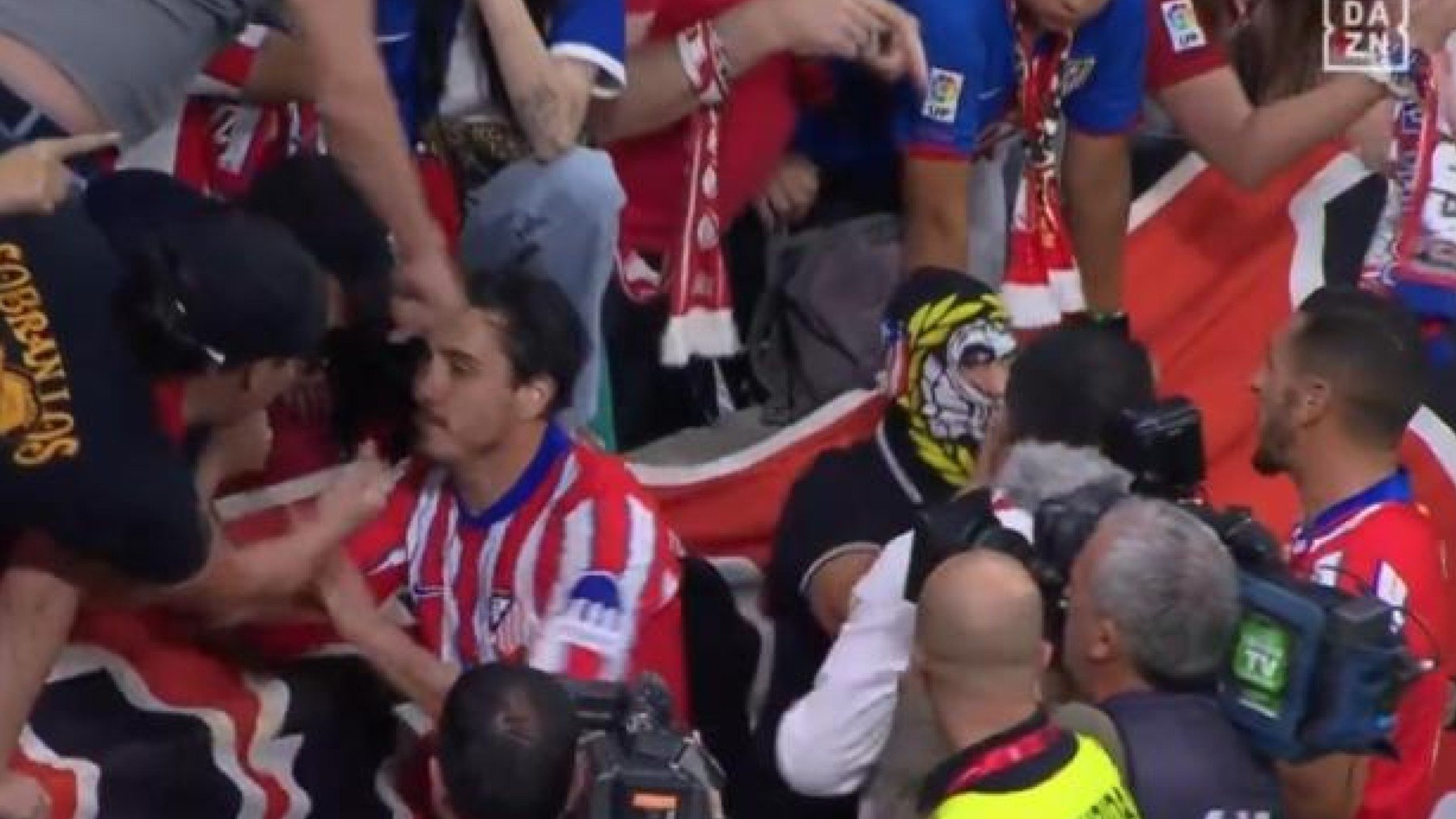 Imágenes de los graves incidentes durante el derbi madrileño. Imagen: DAZN