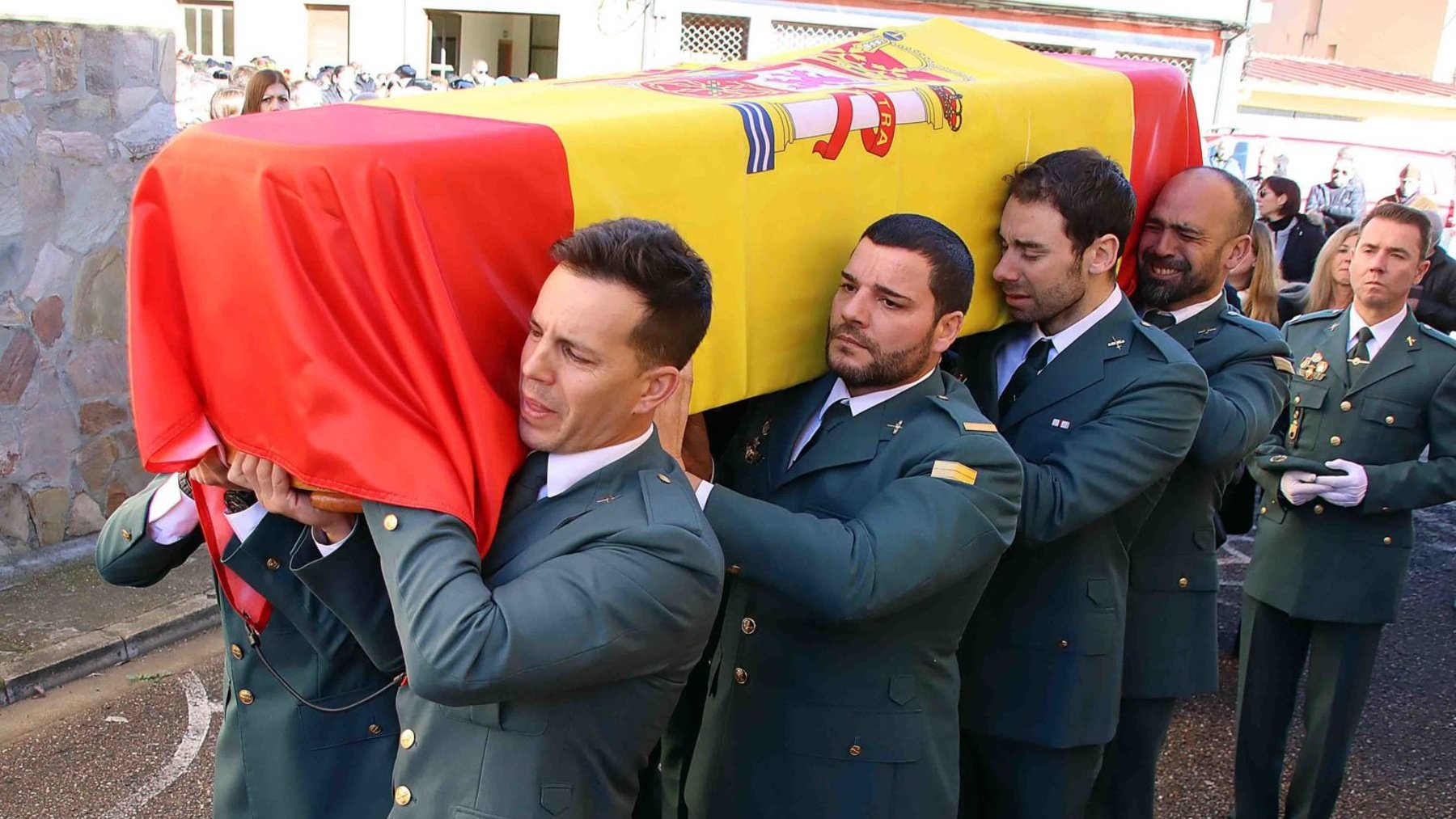 Guardias civiles portan el ataúd del agente asesinado David Pérez Carracedo. (Efe)