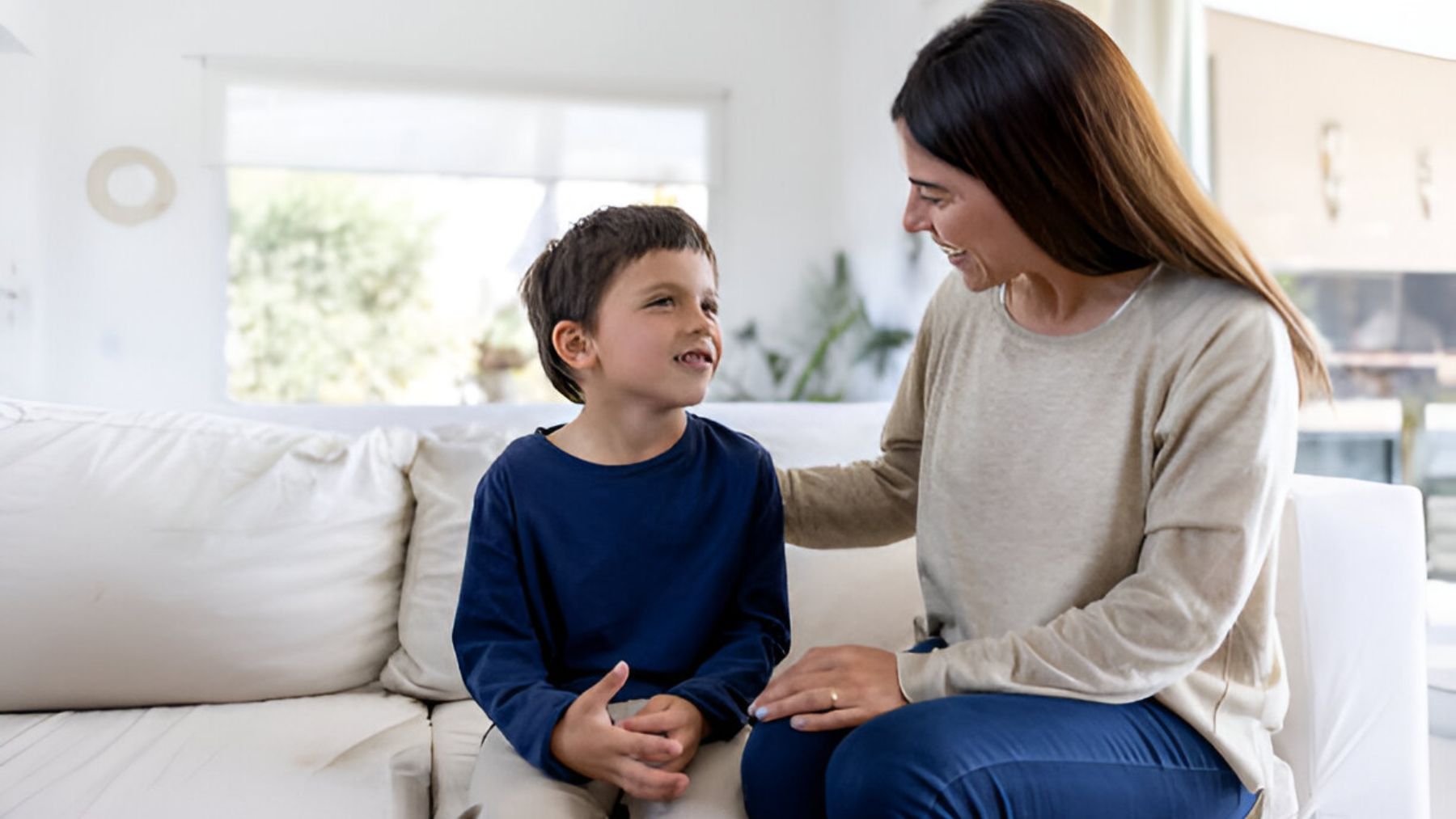 Madre hablando con su hijo.