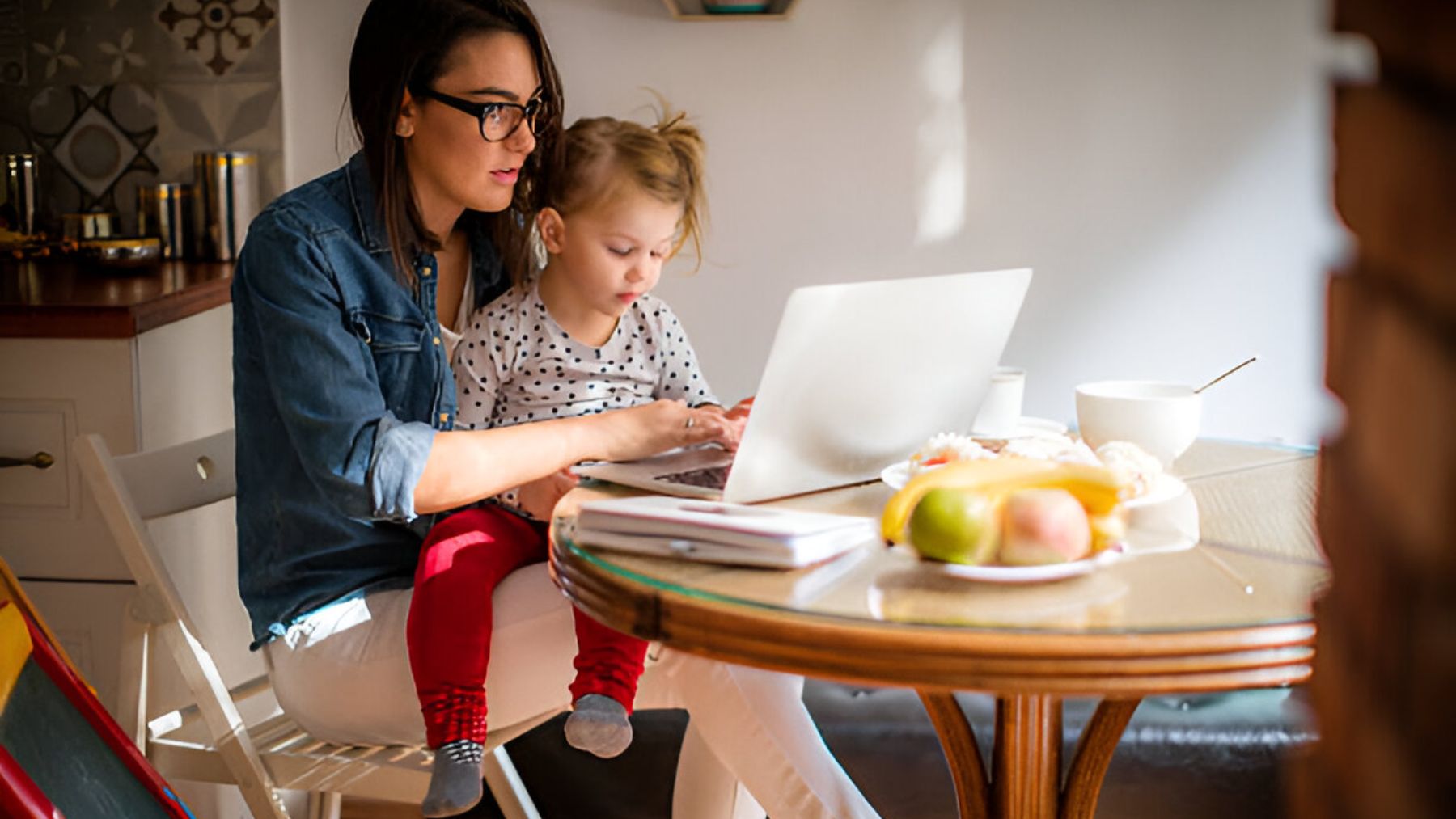 Madre trabajando con su hija.