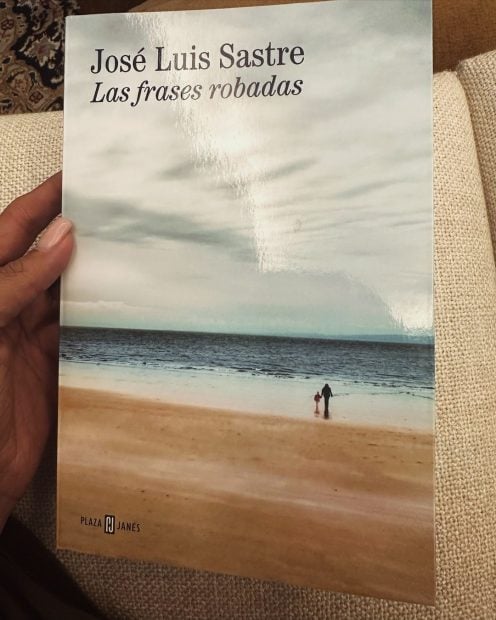 Sara Carbonero ha recomendado a sus seguidores el libro 'Las frases robadas', de José Luis Sastre (Instagram).