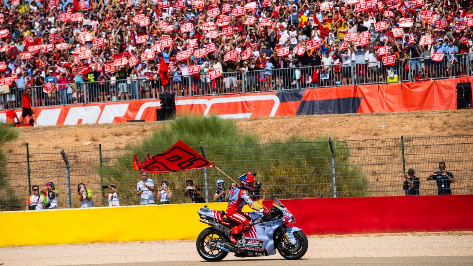 Marc Márquez celebra su victoria al sprint con los aficionados en Aragón. (MotorLand)