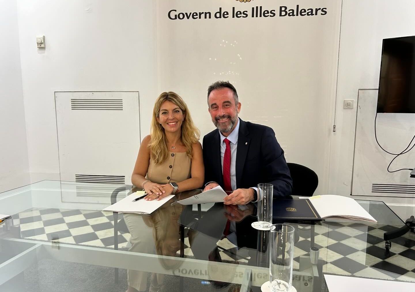 La alcaldesa de Andratx, Estefanía Gonzalvo, junto con el conseller de Vivienda, José Luis Mateo.