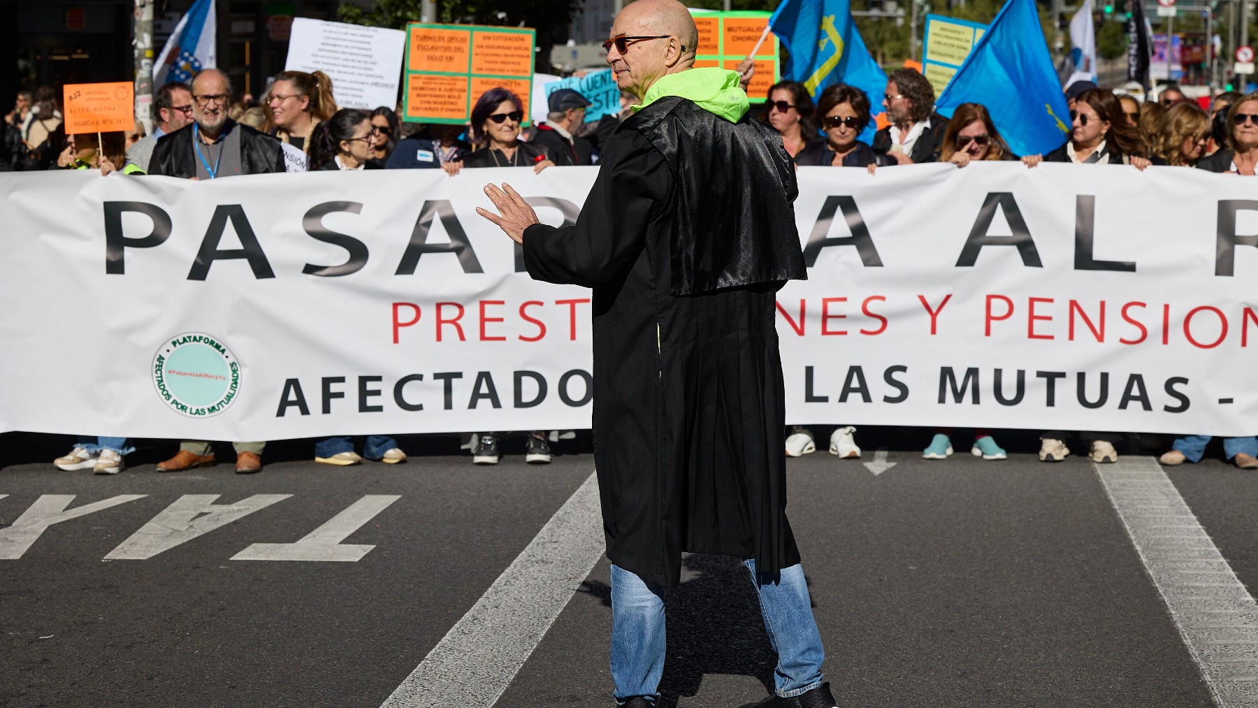 Varias personas durante una manifestación de abogados afectados por la mutualidad. (EP)