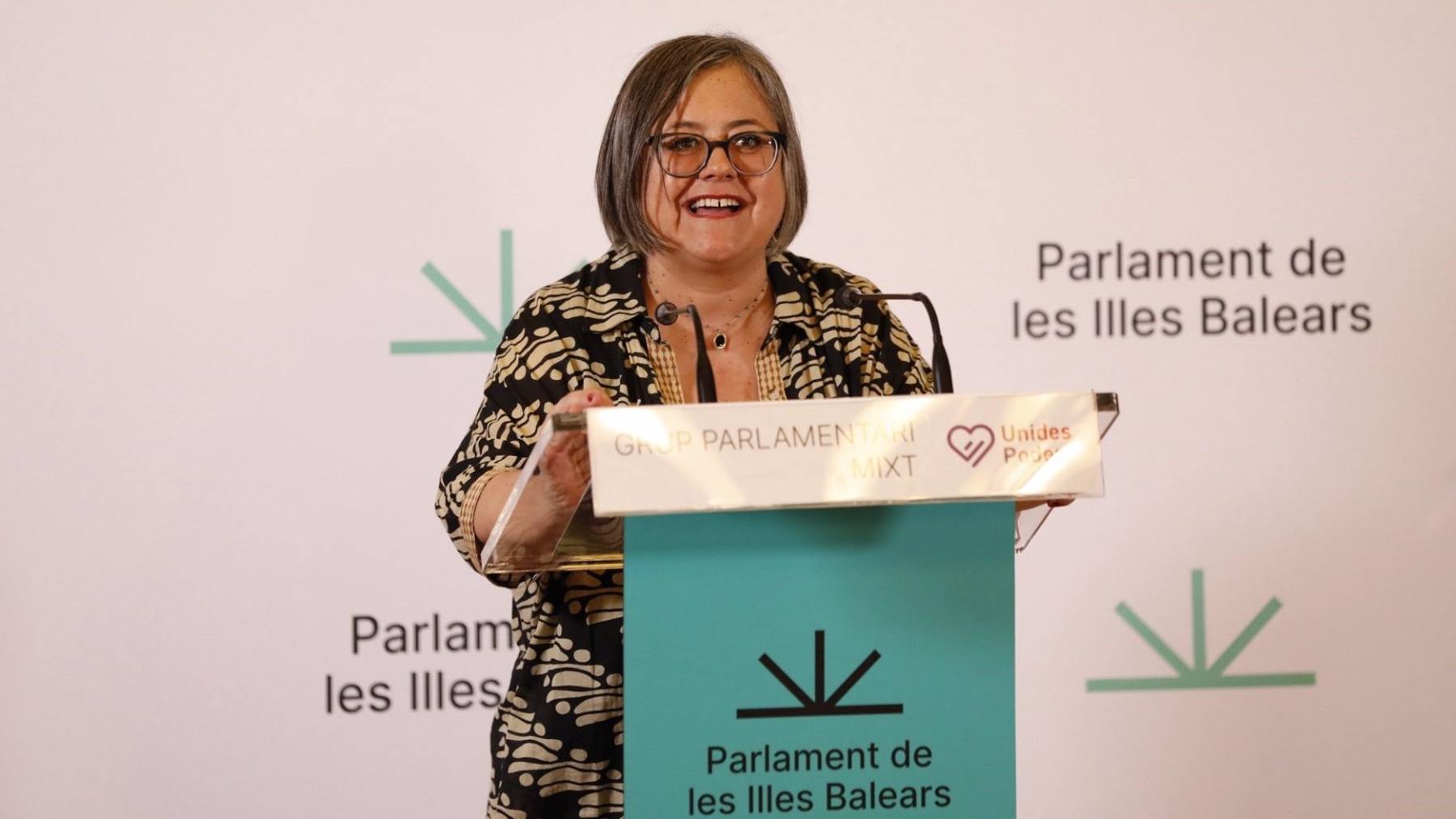 La diputada de Unidas Podemos, Cristina Gómez, en rueda de prensa en el Parlament.